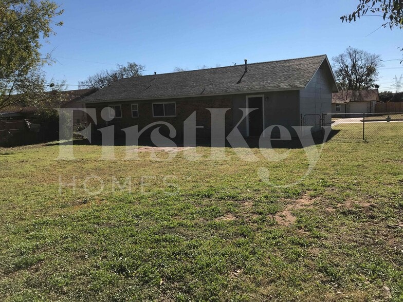 Building Photo - 701 E Mission St