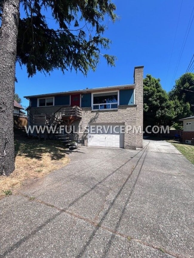 Building Photo - Exceptional South Beacon Hill 3 BD 2 BA! Huge Deck!