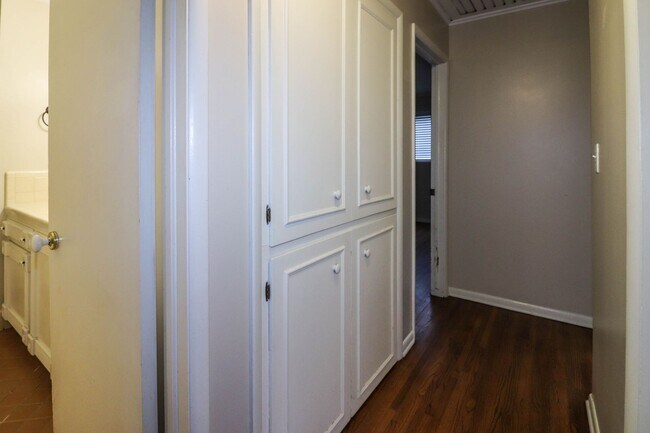 Building Photo - Darling 3 Bedroom With Hardwood Floors!