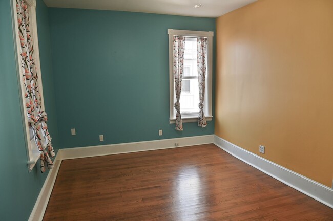 Building Photo - Beautiful 4 Bedroom on 2nd w/ Parking!