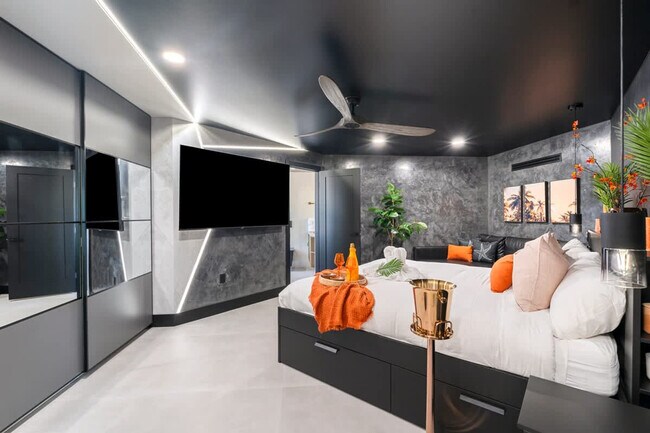 Building Photo - 8743 Thomas Dr