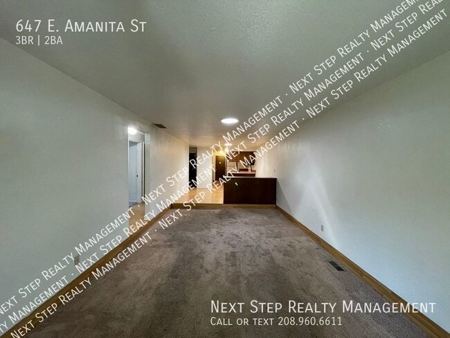 Building Photo - 647 E Amanita St