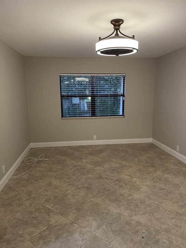 Building Photo - 3115 Oakland Shores Dr