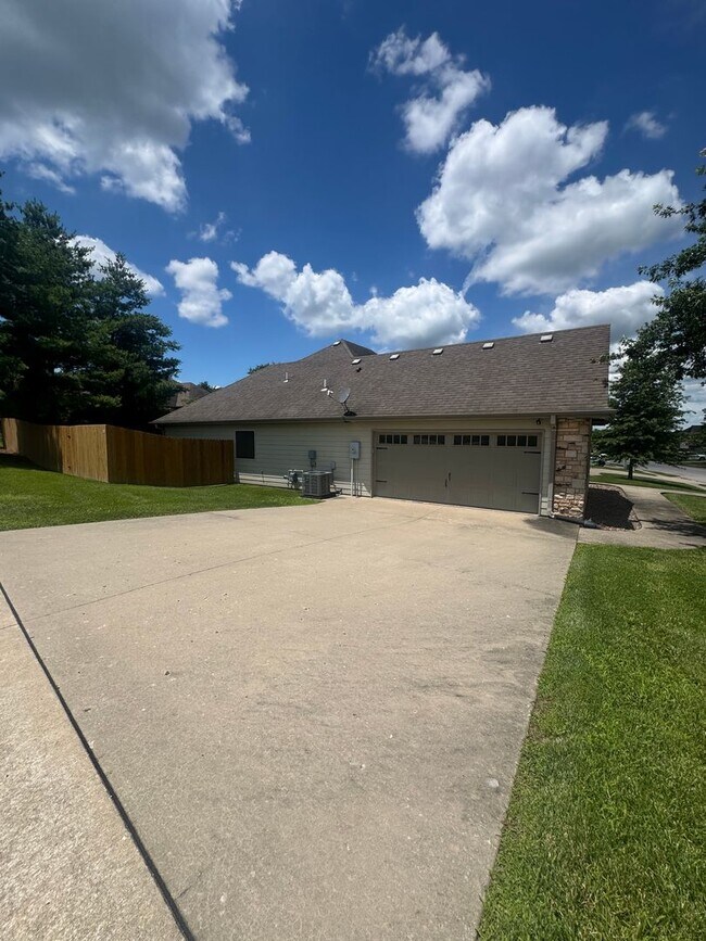Building Photo - 3 bedroom 2 bath house w/ 2 car garage