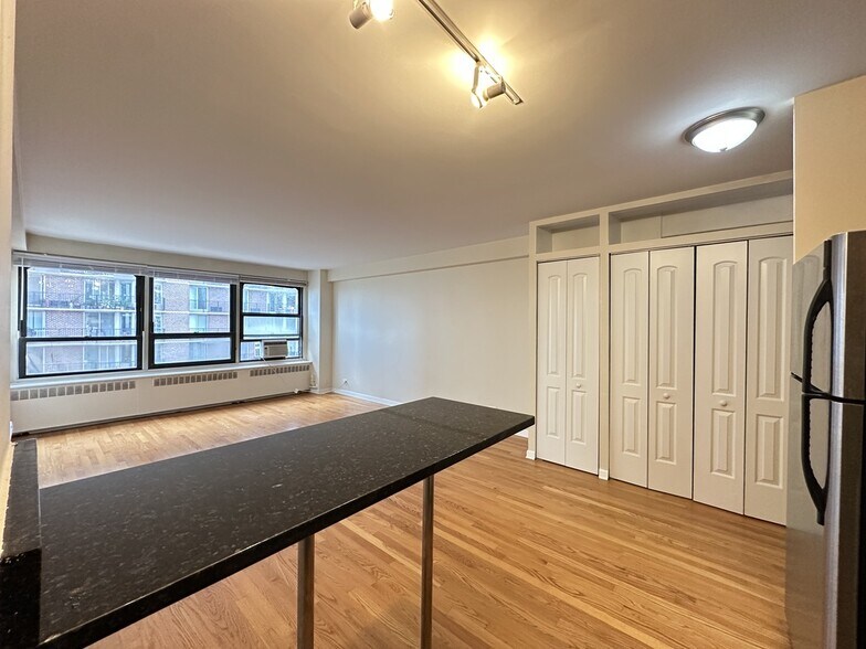 Building Photo - 4180 N Marine Dr