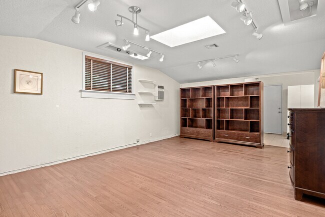 Building Photo - 1342 Skyline Dr