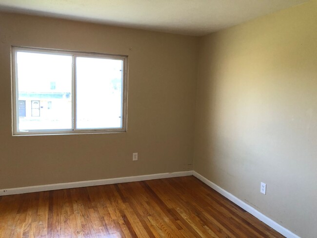 Building Photo - 2 BED 1.5 BATH CONDO IN WARRENSVILLE HEIGHTS!