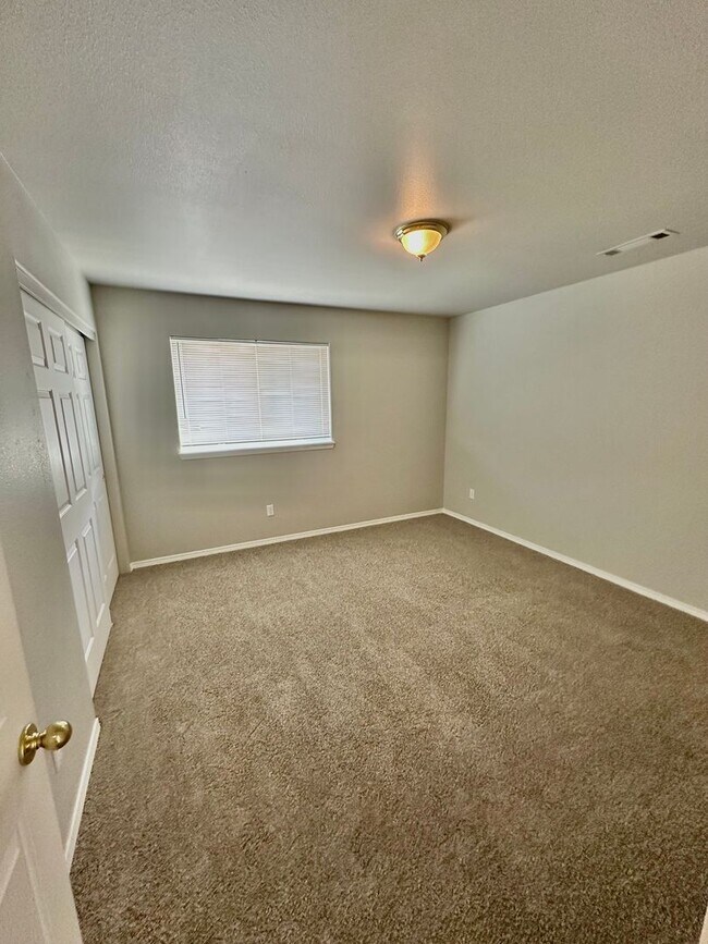 Building Photo - 2610s-5