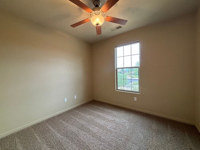 Building Photo - SPACIOUS HOME FOR RENT!