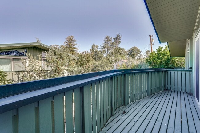 Building Photo - 2 Bedroom 1 Bath Two Story Townhome