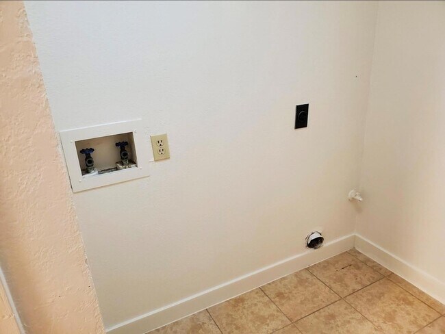 Building Photo - 1109 Hyridge St