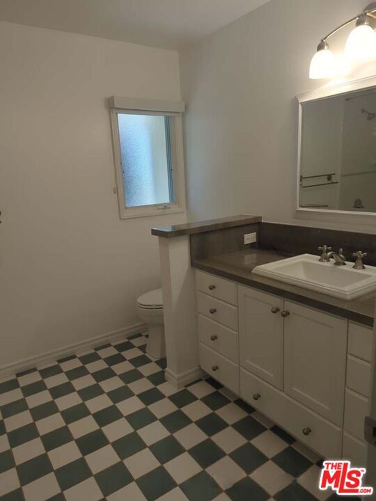 Building Photo - 1156 Las Pulgas Pl