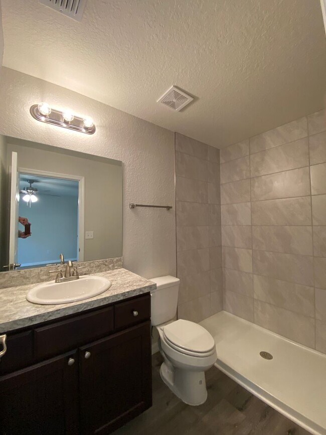 Building Photo - *** NOT AVAILABLE TO SHOW TILLL MID APRIL *** Custom Home - Desirable SE Ocala Neighborhood 3/2/2...