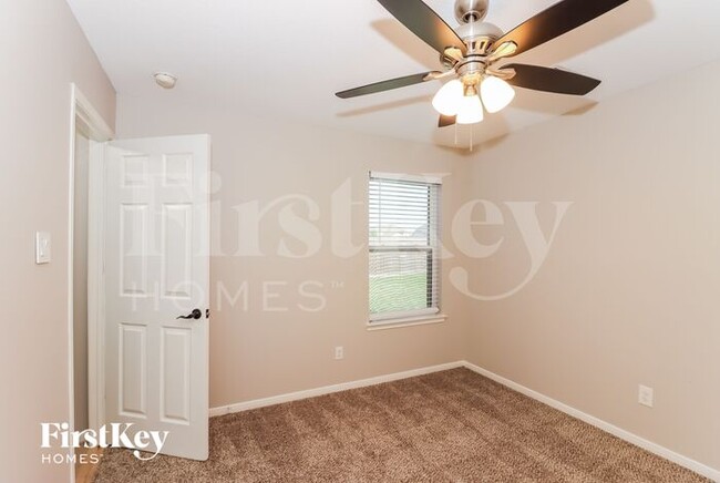 Building Photo - 5914 Rosemary Circle