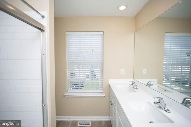 Building Photo - 239 Macoun Way