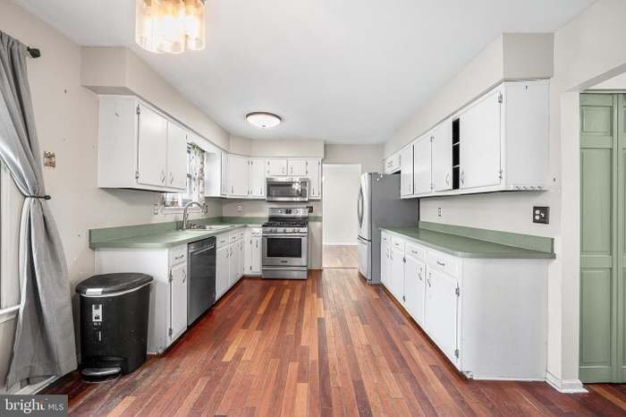 Building Photo - 6 Tiffany Pl