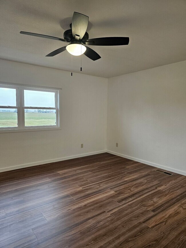 Building Photo - Quiet Country Living