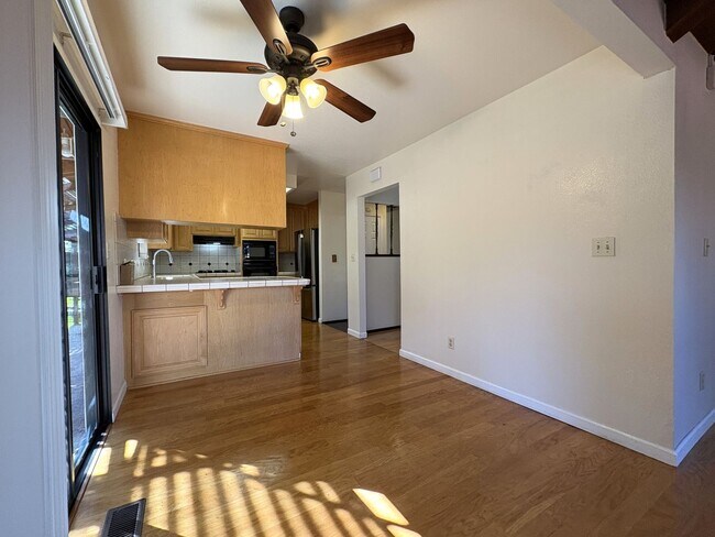 Building Photo - Spacious 3BD/2BA Redwood City Home | Two L...