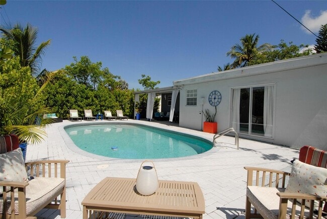 Building Photo - 21 NE 57th Ct