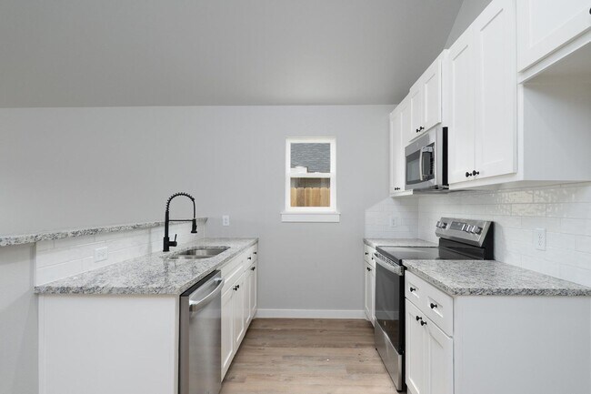Building Photo - Stylish 3/2 Home with Open Concept Living — 15 Min to Stargate