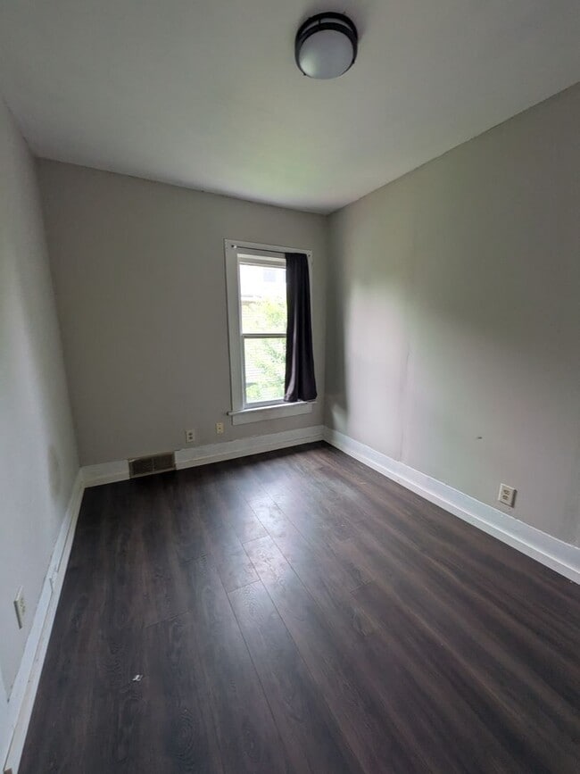 Building Photo - 2 bed 1 bath with 1st floor laundry and of...