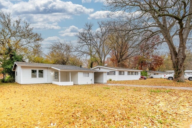 Building Photo - Charming 3-Bedroom Home in a Convenient St. Louis Location!