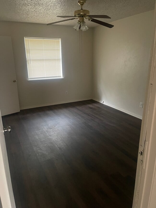 Building Photo - 723 Sun Valley Dr