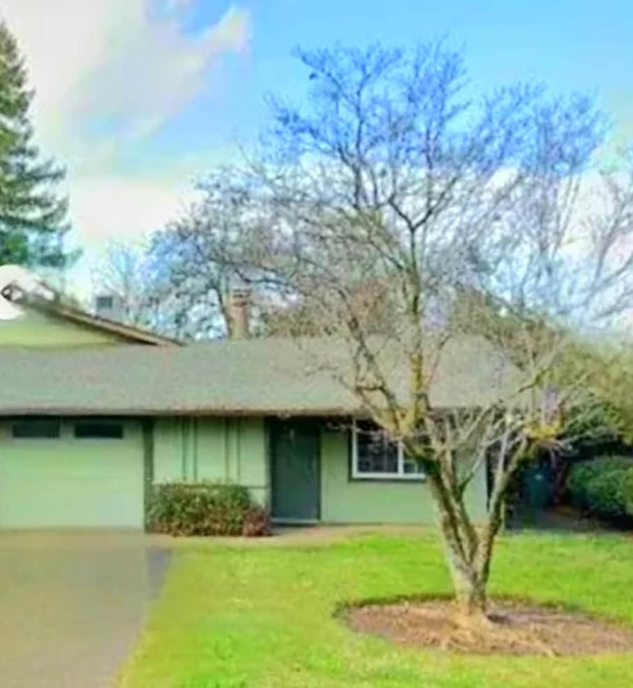 Nice frint a d back yard - 940 E Lassen Ave