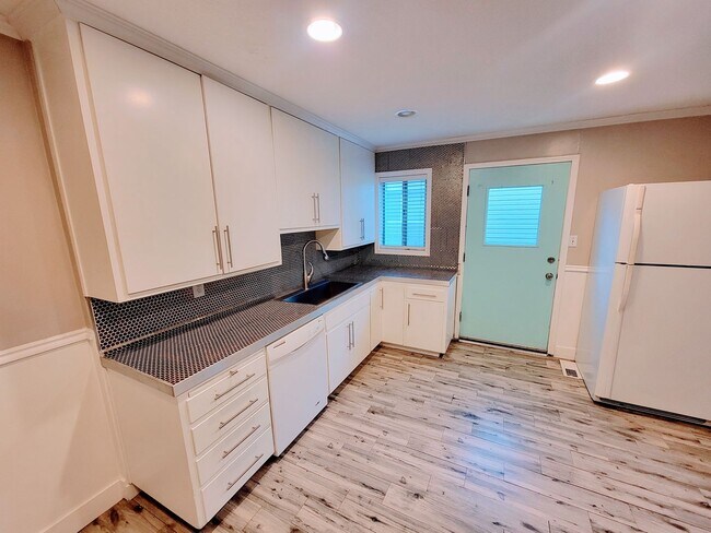 Building Photo - AMAZING Midvale Home in perfect central location!