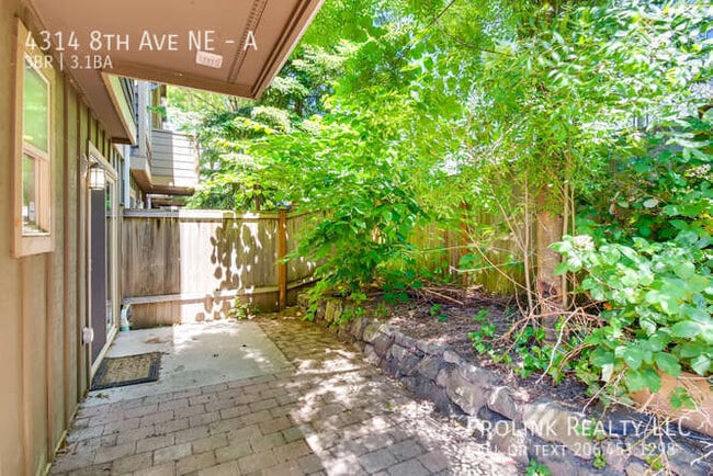 Building Photo - 4314 8th Ave NE