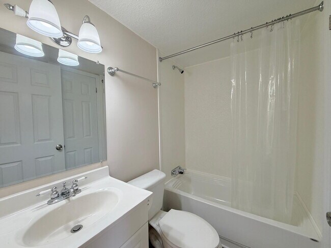 Building Photo - Move-In Ready 2-Bedroom 2 Bath home on One Acre!