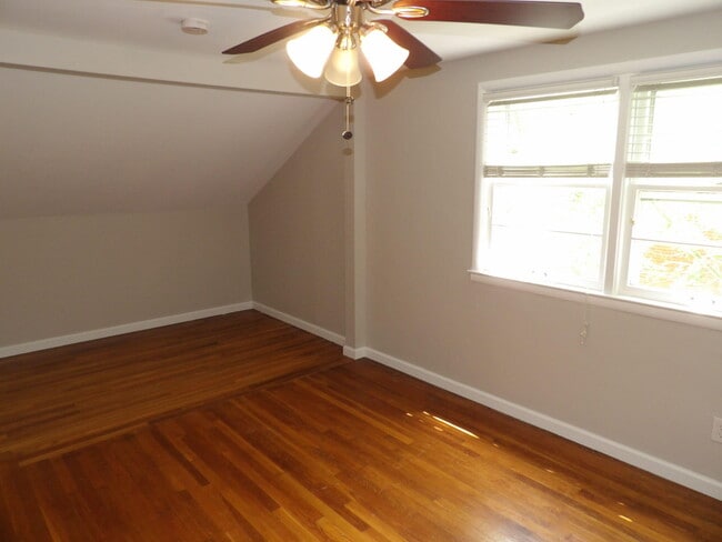 Building Photo - 286 Zandale Dr