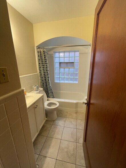 Building Photo - 4964 Fyler Ave