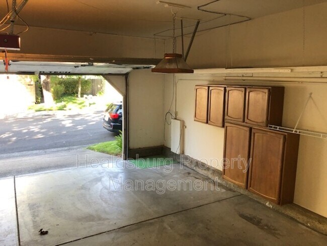 Building Photo - 1304 Foothill Dr