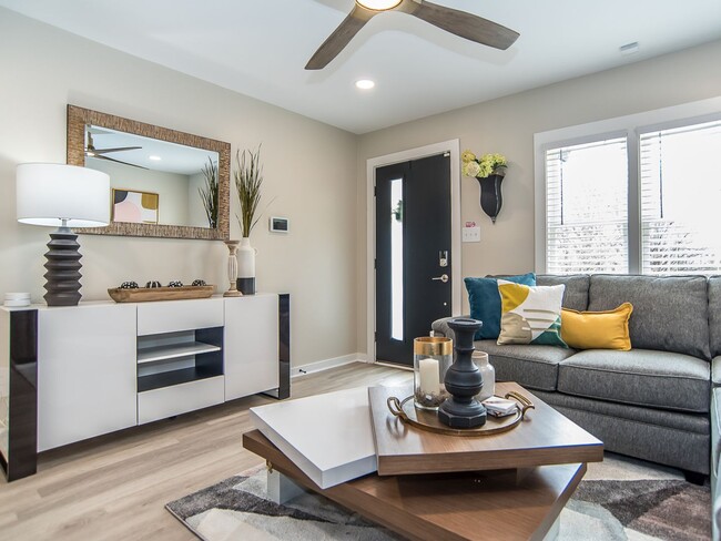 Building Photo - **OFFERING 1/2 OFF FIRST MONTH'S RENT FOR 9+ MONTH LEASE & REFUNDABLE APPLICATION FEES** Luxuriou...