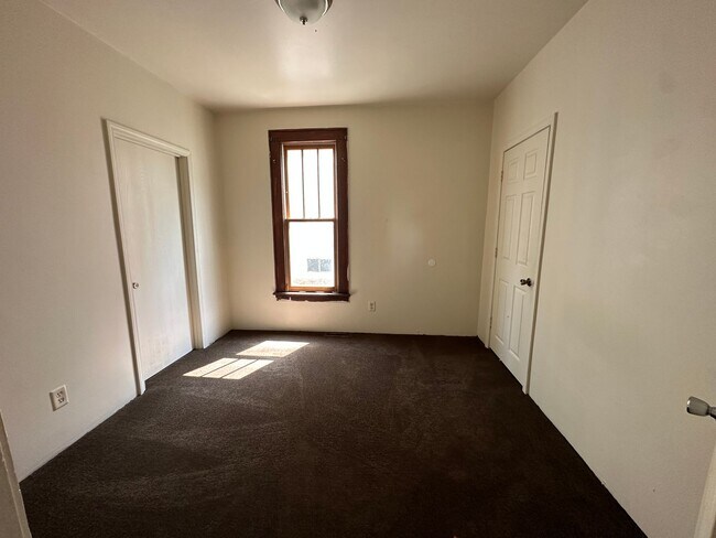 Building Photo - Affordable Lower Unit Close to Downtown