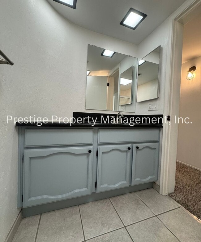 Building Photo - Beautiful Townhouse Overlooking The Golf C...