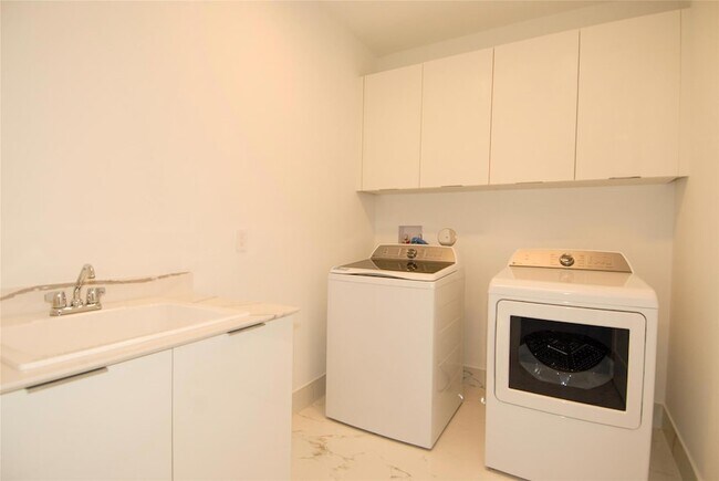 Building Photo - 1421 SW 23rd Ct