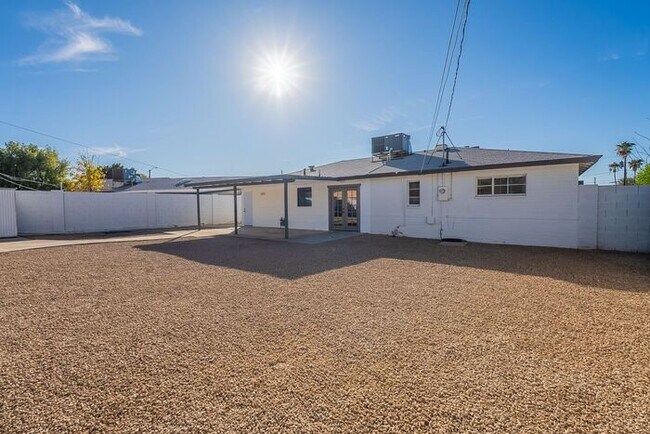 Building Photo - Stunning 2 Bed 2 Bath Home in Uptown Phoenix