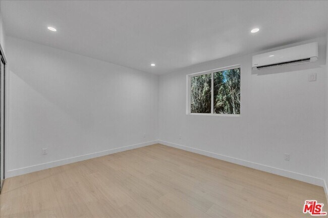 Building Photo - 6913 Encino Ave