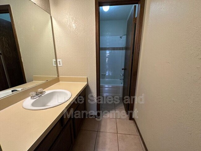Building Photo - 3718 Southwind Ave