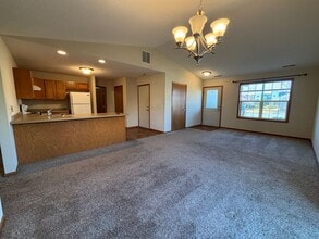 Building Photo - One Level 2 Bedroom Townhome