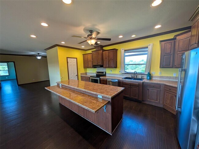 Building Photo - 13908 Kelly Dr