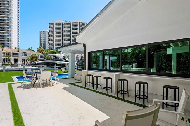 Building Photo - 207 Holiday Dr