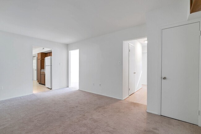 Building Photo - Fantastic 4 Bed 2.5 Bath Colonial Home Sou...