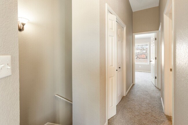 Building Photo - Charming 3 Bedroom Townhome in Highlands Neighborhood