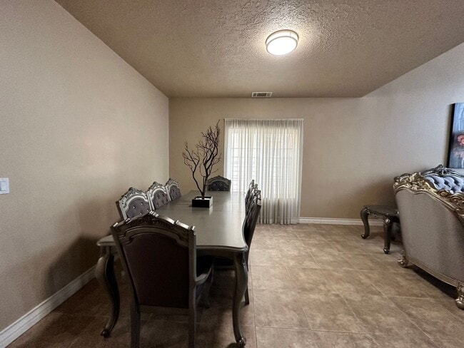 Building Photo - Spacious 5-bedroom, 3-bathroom short-term ...
