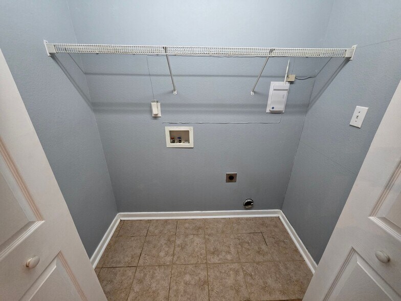Building Photo - 15200 Fern Hollow Ct