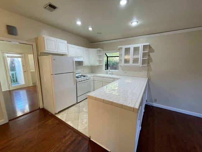 Building Photo - 2360 N Windsor Ave