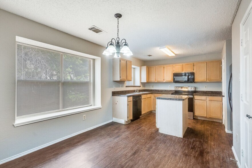 Building Photo - 1533 Collin Dr